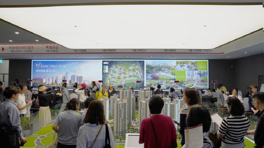 롯데캐슬 클라시아 견본주택 방문객들이 모형도를 둘러보고 있다.<롯데건설 제공>